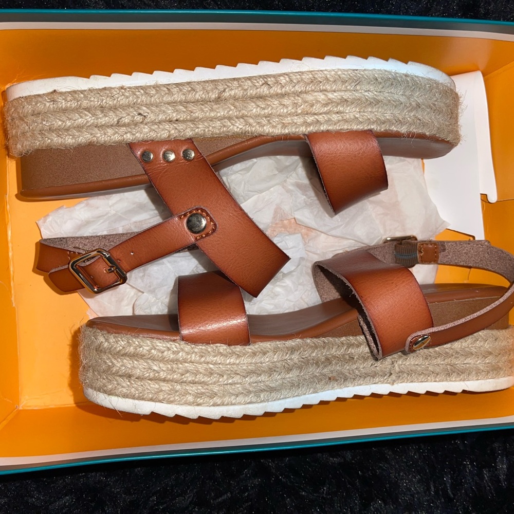 Girls' wedge sandals.